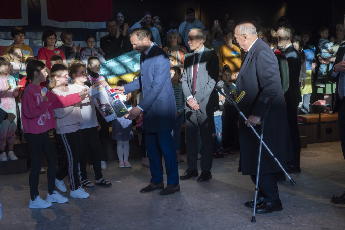 Fleire av barna song den ukrainske nasjonalsongen og hadde teikna teikningar i høve besøket frå Kongen og Kronprinsen. Foto: Terje Pedersen / NTB. 